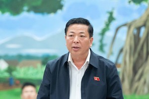 Bộ trưởng Bộ Xây dựng Trần Hồng Minh báo cáo tại phiên họp - Ảnh: PT. 