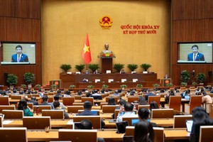 Quốc hội nghe Bộ trưởng Bộ Tài chính Nguyễn Văn Thắng trình dự án luật. 