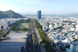 Theo nội dung tờ trình của UBND tỉnh Gia Lai, tuyến đường Nguyễn Tất Thành tại phường Quy Nhơn là tuyến đường có giá đất cao nhất của tỉnh sau điều chỉnh (giá 115 triệu đồng/m2). Ảnh chụp tháng 8/2024.