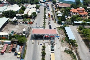 Doanh nghiệp than phiền vì phí ra vào cảng tại TP.HCM quá cao. Trong ảnh: Trạm BOT Phú Hữu