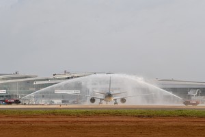 Chuyến bay mang số hiệu VN5001 được chào đón bằng nghi thức phun vòi rồng. 