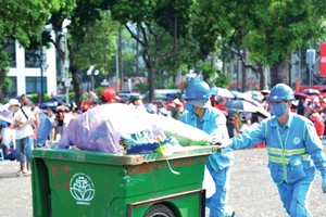 Các gói thầu duy trì vệ sinh môi trường giai đoạn 3 đến 5 năm tới tại các phường, xã của Hà Nội đều có giá trị hàng trăm tỷ đồng mỗi gói. Ảnh: Hoàng Sơn