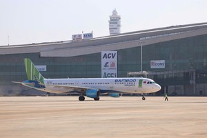 Tàu bay của Bamboo Airways hạ cánh tại Cảng hàng không quốc tế Long Thành. 
