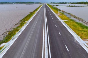 Một đoạn cao tốc Cần Thơ - Hậu Giang sẵn sàng đưa vào khai thác. (Ảnh: báo Xây dựng). 