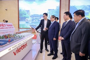 Thủ tướng và các đại biểu tham quan trưng bày các sản phẩm công nghệ tại Diễn đàn - Ảnh: VGP.