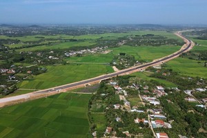 Một đoạn cao tốc Quảng Ngãi - Hoài Nhơn vừa được thông xe trong ngày 19/12. 