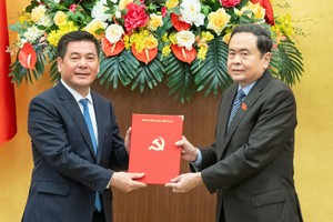 Chủ tịch Quốc hội Trần Thanh Mẫn trao quyết định của Bộ Chính trị cho ông Nguyễn Hồng Diên. Ảnh: PT . 