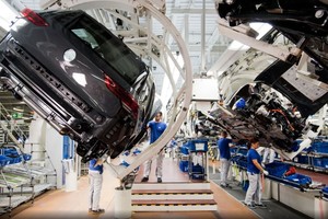 Dây chuyền sản xuất xe ô tô của Hãng Volkswagen tại nhà máy ở Wolfsburg, Đức. Ảnh: DPA/TTXVN 