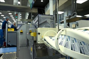 Công nhân làm việc trên dây chuyền sản xuất của Công ty dược phẩm Novo Nordisk ở Hilleroed, Đan Mạch. Ảnh: AFP/TTXVN 