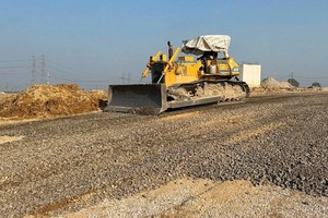 Dự án Xây dựng đường trục Đông - Tây (đoạn nối Quốc lộ 37 với ĐT295), huyện Hiệp Hòa có tổng chiều dài tuyến khoảng 5,7 km, tổng mức đầu tư khoảng 473 tỷ đồng. Ảnh: Thùy Linh 