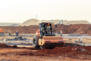 Huy động và sử dụng hiệu quả các nguồn lực đầu tư, nhất là đầu tư công sẽ giúp đạt mục tiêu tăng trưởng 2 con số. Ảnh: Đức Thanh 