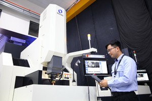 Sản xuất các sản phẩm cơ khí chính xác tại Công ty Makino, Nhật Bản tại Khu công nghệ cao TP.HCM - Ảnh: Lê Toàn