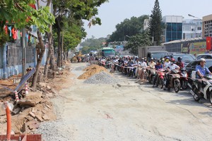 Nhiều dự án đầu tư sửa chữa đường tại TP.HCM sẽ được phân cấp cho Sở Xây dựng quyết định để làm nhanh hơn - Ảnh: Lê Quân