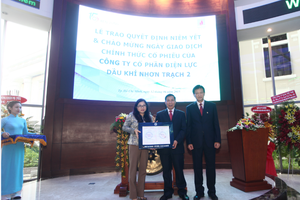 Bà Phan Thị Tường Tâm, Tổng Giám đốc Hose trao quyết định niêm yết cho NT2