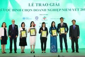 Ông Lê Trọng Minh (ngoài cùng bên phải) trao giải cho các doanh nghiệp đạt giải Phát triển bền vững