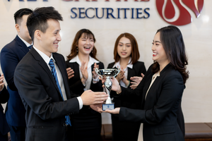 Chứng khoán Bản Việt nhận 2 giải thưởng từ FinanceAsia Country Awards