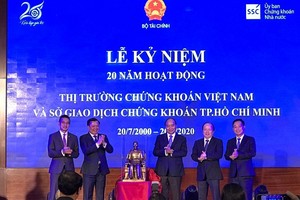 Ông Trần Văn Dũng, Chủ tịch Ủy ban Chứng khoán Nhà nước (ngoài cùng bên phải)