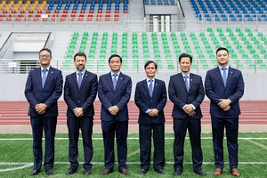 Ông Lê Viết Hải và ông Nguyễn Công Phú đứng giữa