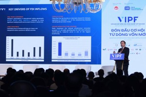 Ông Bruno Jaspaert, Tổng giám đốc Tổ hợp Khu công nghiệp DEEP C trình bày tại Diễn đàn. Ảnh: Lê Toàn