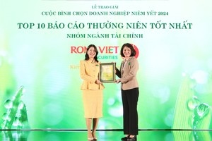 Bà Nguyễn Thị Thu Huyền, Thành viên HĐQT kiêm Tổng giám đốc Rồng Việt (bên trái) đón nhận giải thưởng