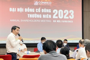 Chủ tịch Nguyễn Văn Công ngồi giữa bàn chủ tọa ĐHCĐ 2023 của Coninco