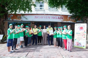 Phân bón Cà Mau trao tặng 10 tấn gạo cho các bệnh viện