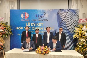 Ông Phạm Đăng Khoa – Tổng giám đốc TRACODI và ông Nguyễn Văn Tuấn - Phó giám đốc Thành Tuấn ATESCO ký kết thỏa thuận hợp tác chiến lược với sự chứng kiến của Ban lãnh đạo hai bên