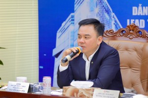 Ông Nguyễn Xuân Hoà trao đổi với nhà đầu tư