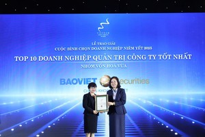 Bà Bùi Thị Mai Hiên - Giám đốc Quản lý hoạt động Công ty đại diện nhận bằng khen.