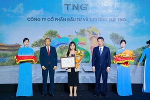Đại diện TNG nhận Top 10 CSI 2025