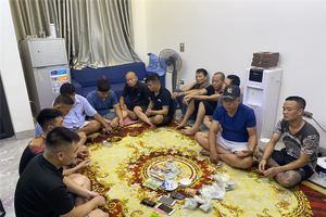Các đối tượng tham gia đánh bạc dưới hình thức “xóc đĩa” bị Cảnh sát điều tra Công an tỉnh Hưng Yên phát hiện. (Nguồn: Bộ Công an)