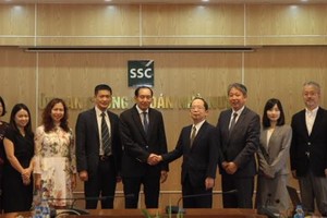 Ông Phạm Hồng Sơn, Phó Chủ tịch UBCKNN, và ông Hiroshi Okada, Phó Giám đốc quốc gia phụ trách Việt Nam, JFSA chụp ảnh cùng các đại biểu tham dự buổi làm việc.