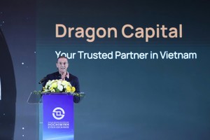 Ông Dominic Scriven chia sẻ tại VLCA 2025 (Ảnh: Lê Toàn) 