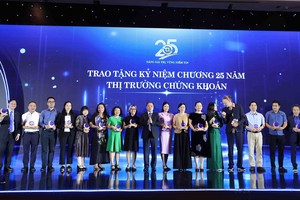 HOSE trao tặng kỷ niệm chương vinh danh nhiều tổ chức, cá nhân, nhà báo nhân dịp kỷ niệm 25 năm thành lập