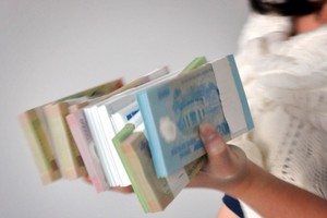 Nhân viên ngân hàng chóng mặt vì đổi tiền Tết