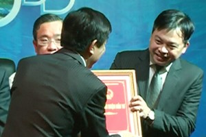 Tổng giám đốc FLC Doãn Văn Phương nhận giấy chứng nhận đầu tư