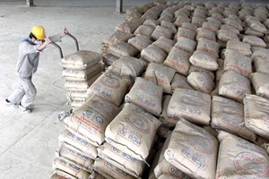 Xi măng vẫn còn tồn kho, sao lo khan hàng