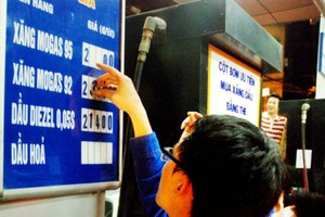 Giá xăng bất ngờ tăng 330 đồng/lít