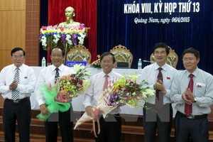 Ông Đinh Văn Thu (thứ hai từ trái sang) được bầu giữ chức Chủ tịch UBND tỉnh Quảng Nam. Ảnh: TTXVN.