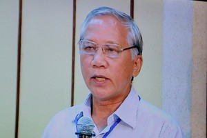 Cục trưởng Thuế TP HCM Nguyễn Đình Tấn xin lỗi các doanh nghiệp bị bêu tên oan trong danh sách chậm nộp thuế tại phiên thảo luận được truyền hình trực tiếp sáng nay