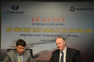 Đại diện Thép Hòa Phát và Anglo America Plc ký kết hợp đồng