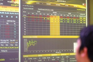 Tỷ lệ đòn bẩy cao đã kích thích tâm lý may rủi, khiến nhiều nhà đầu tư nhắm mắt lao vào sàn vàng như những con nghiện cờ bạc