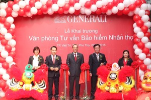 Ông Chung Bá Phương (đứng giữa), Tổng giám đốc Generali Việt Nam cắt băng khánh thành văn phòng Phú Thọ