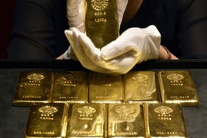 Biển Đen “nổi sóng” giúp vàng đè USD tăng giá