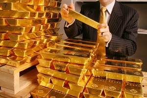 Vàng còn “ấm” khi Ukraine chưa “nguội hẳn”