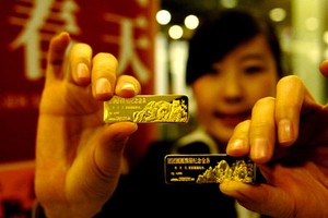 Vàng ở mức cao 2 tuần khi tin tức lẫn lộn