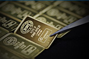 Vàng trong nước giảm mạnh, USD đứng giá