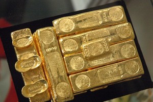 Vàng giữ mức cao, USD tiếp tục tăng mạnh