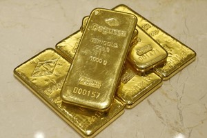 Vàng giảm nhẹ, USD tăng trở lại