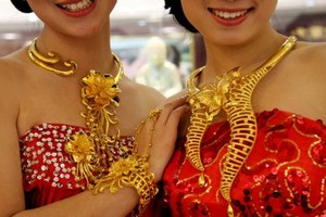 Vàng giảm giá, người mua nhấp nhổm móc hầu bao